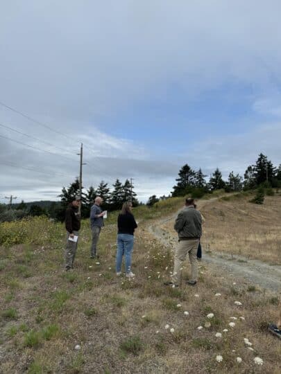 Los equipos de OPALCO e Island Rec se reúnen para discutir el proyecto de reubicación de postes de la gravera.