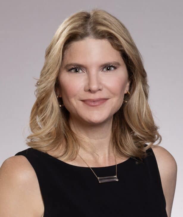 Laura Stern Headshot