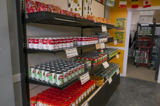 estante de latas